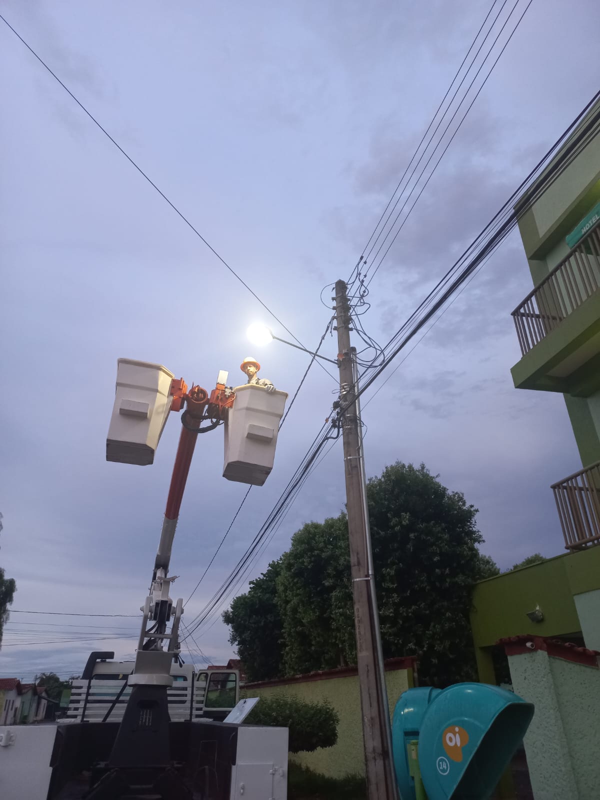 Equipe da JaraguáLuz executa substituição de lâmpadas, mas o serviço pode ficar no passado…